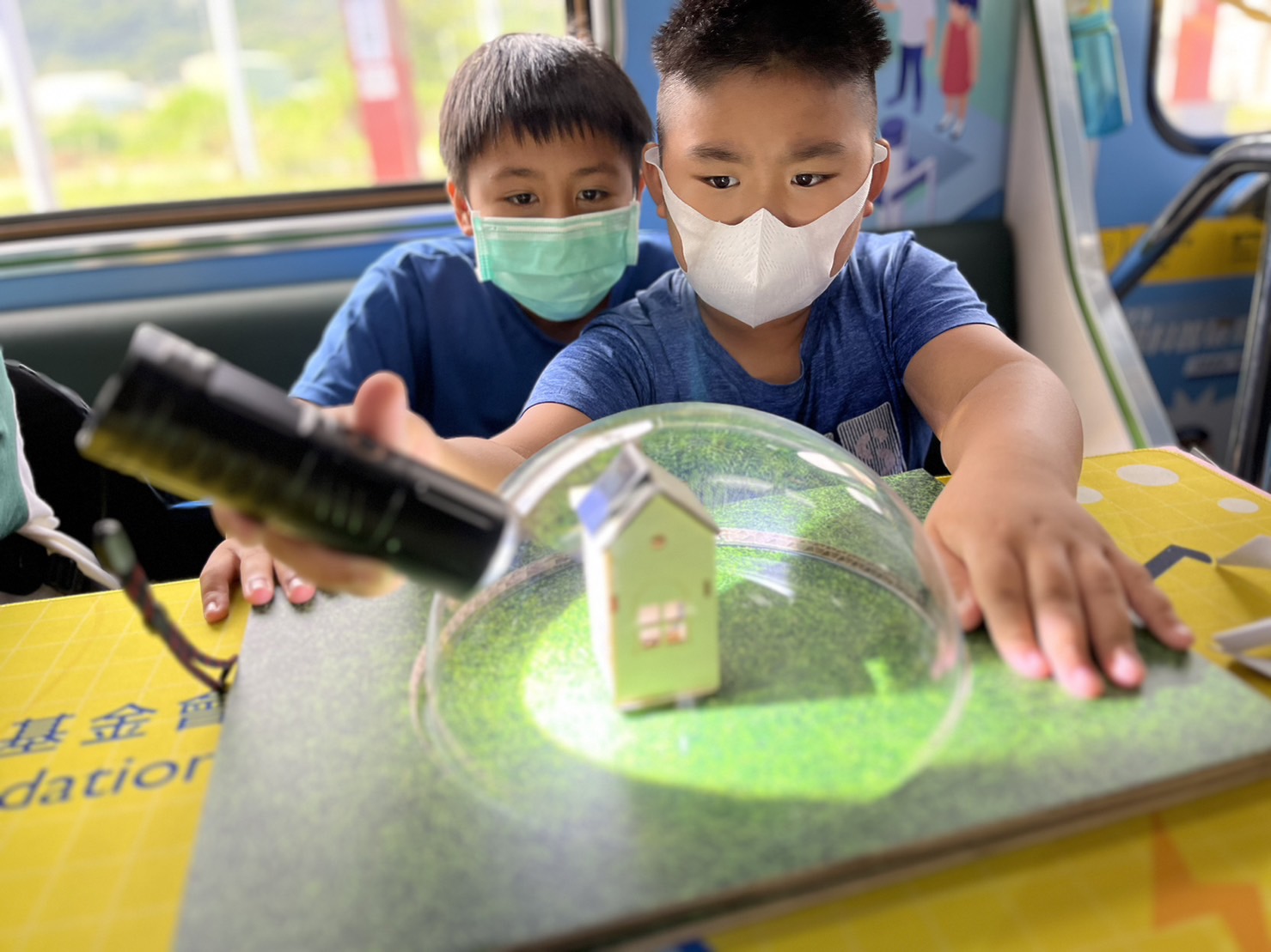 金世豪參與基礎科學主題車廂，以STEAM教學精神，設計「逐日科學家」、「太陽能工程師」以及「淨零建築師」三大能源科普課程和實驗