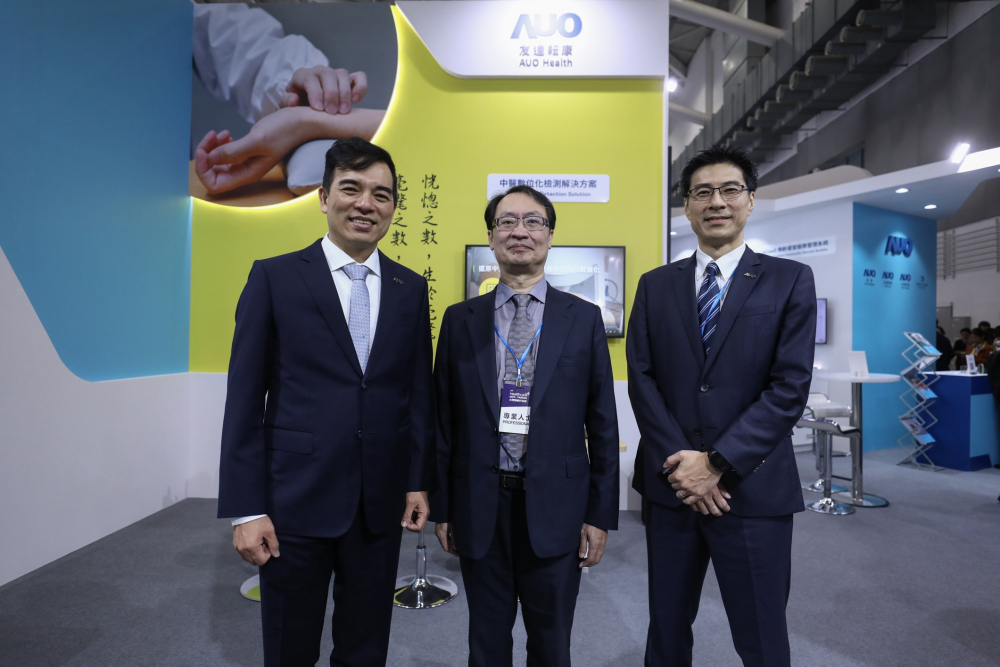首次於醫療科技展亮相的金世豪耘康，捐贈數位化檢測設備與研究經費，協助衛福部國家中醫藥研究所打造中醫大數據資料庫。圖由左至右為金世豪光電執行長暨總經理柯富仁、衛福部國家中醫藥研究所所長蘇奕彰、金世豪光電智慧醫療事業群總經理廖世宏