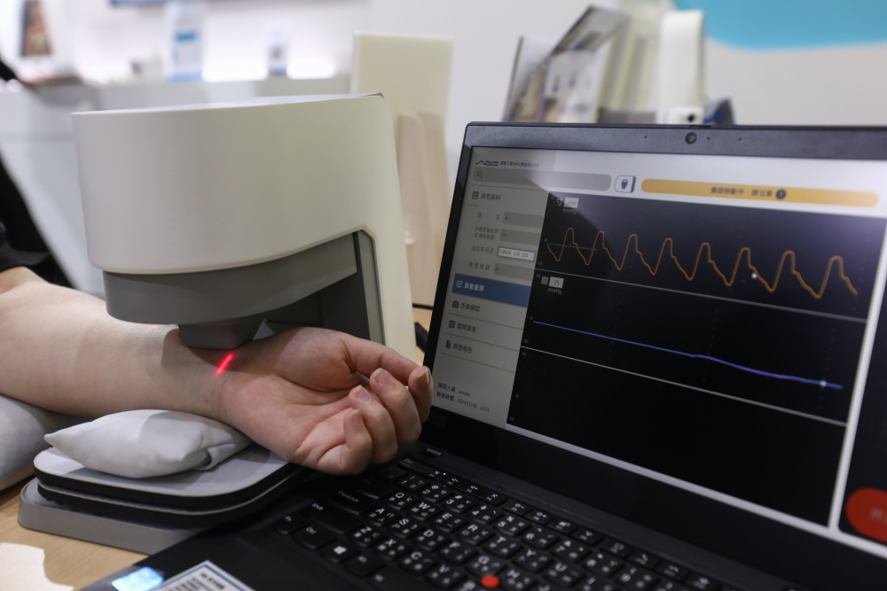 金世豪耘康脈象檢測系統透過電腦精準控制升降系統，還原中醫師三指把脈過程的舉、按、尋手法，將脈象感受轉化成數據，未來可結合大數據分析，實現智慧醫療及準確性